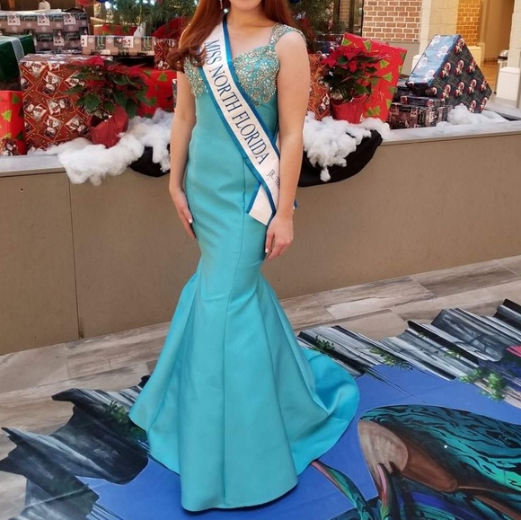 Gorgeous Mermaid Formal Gown - Picture 2 of 9